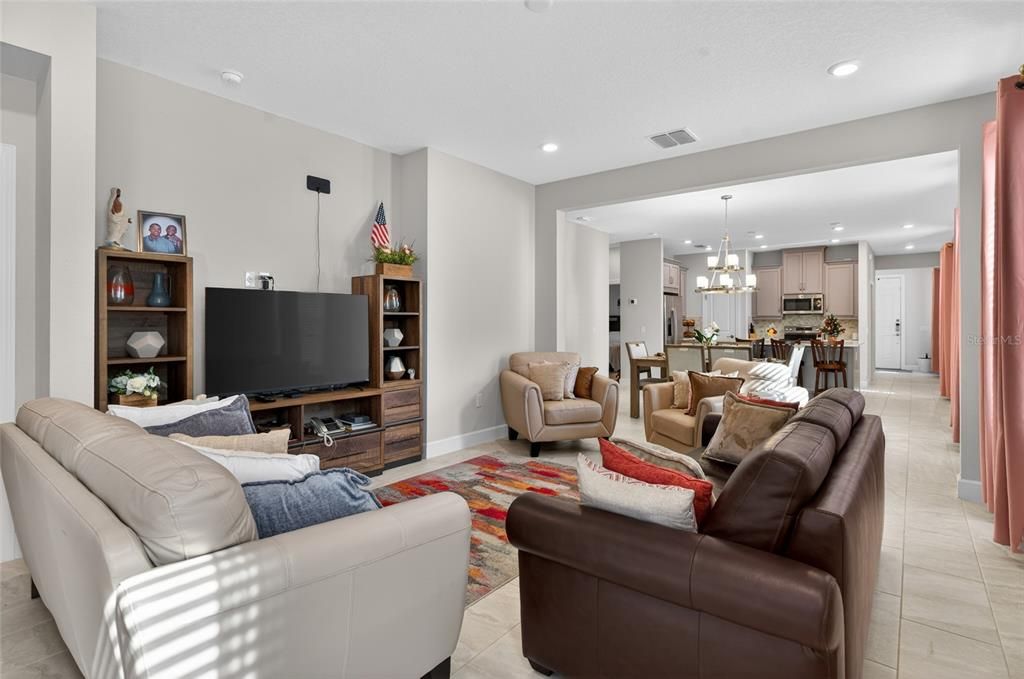 For Sale: $375,000 (3 beds, 2 baths, 1723 Square Feet)