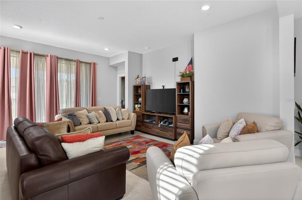 For Sale: $375,000 (3 beds, 2 baths, 1723 Square Feet)