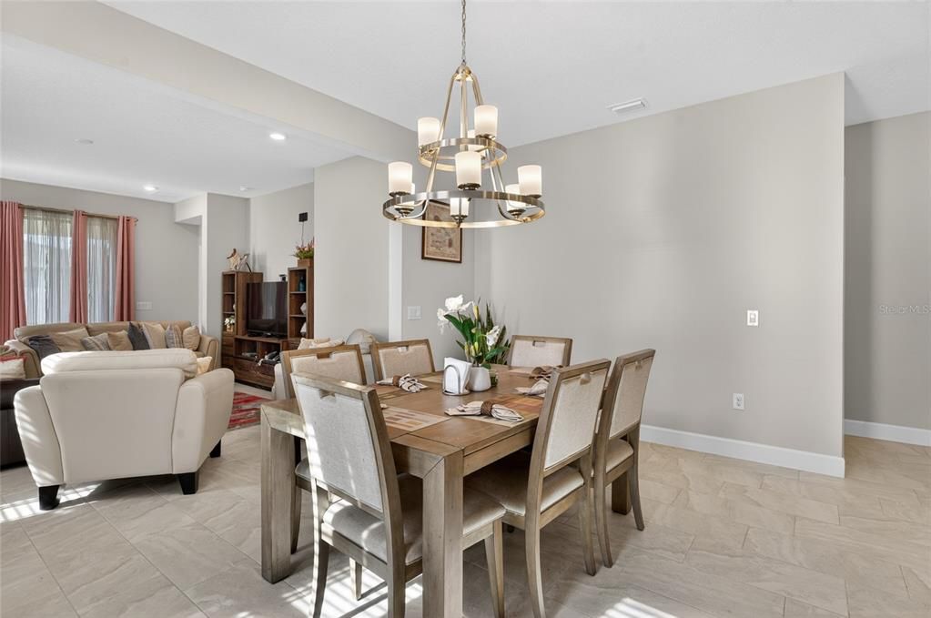 For Sale: $375,000 (3 beds, 2 baths, 1723 Square Feet)