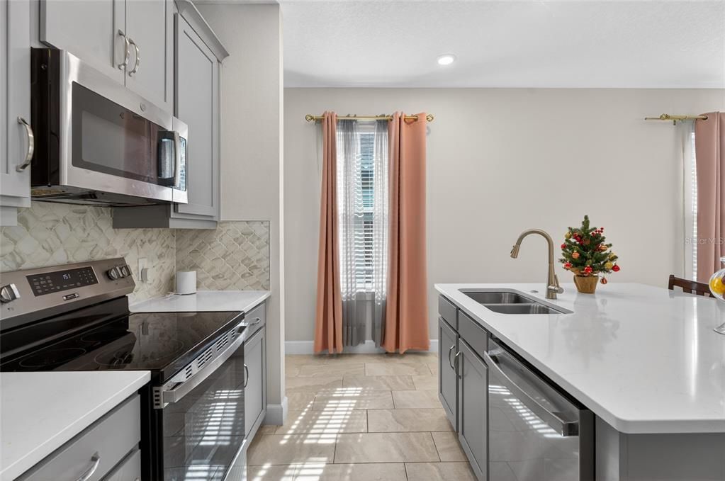 For Sale: $375,000 (3 beds, 2 baths, 1723 Square Feet)