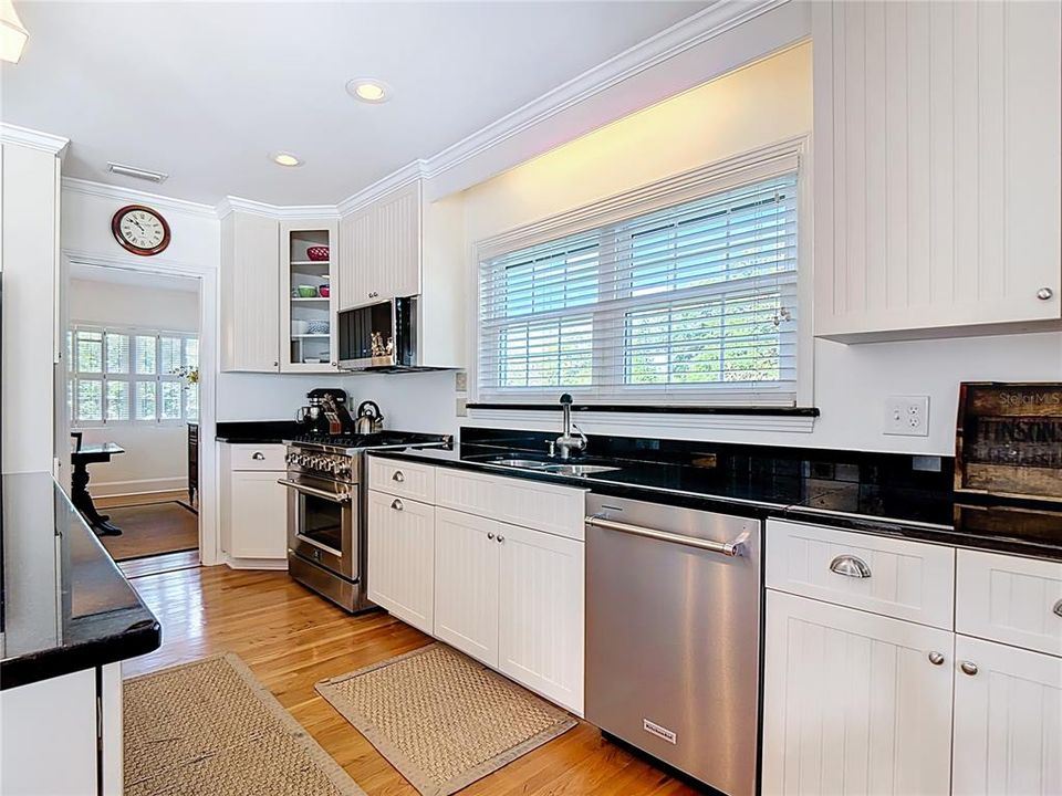 For Sale: $375,000 (3 beds, 2 baths, 1569 Square Feet)