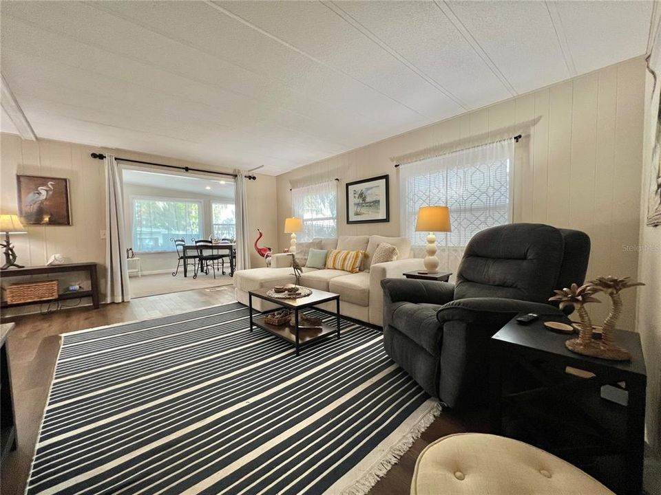 待售: $129,500 (2 贝兹, 2 浴室, 1014 平方英尺)