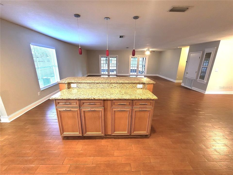 For Rent: $2,500 (3 beds, 2 baths, 1812 Square Feet)