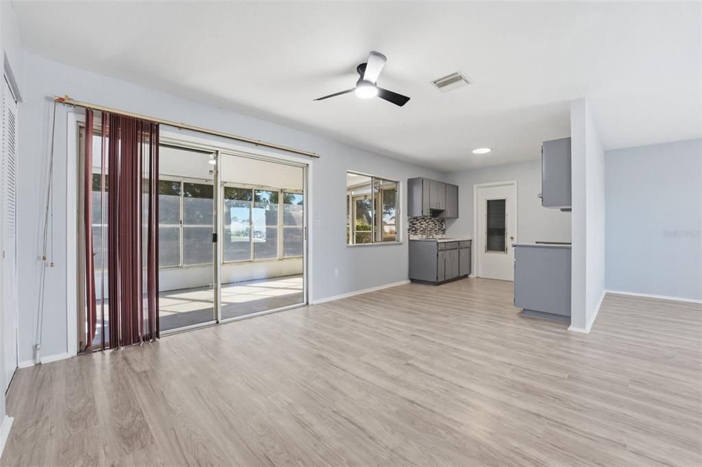 待售: $225,000 (2 贝兹, 2 浴室, 992 平方英尺)