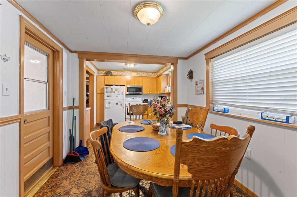 На продажу: $365,000 (2 спален, 1 ванн, 1176 Квадратных фут)