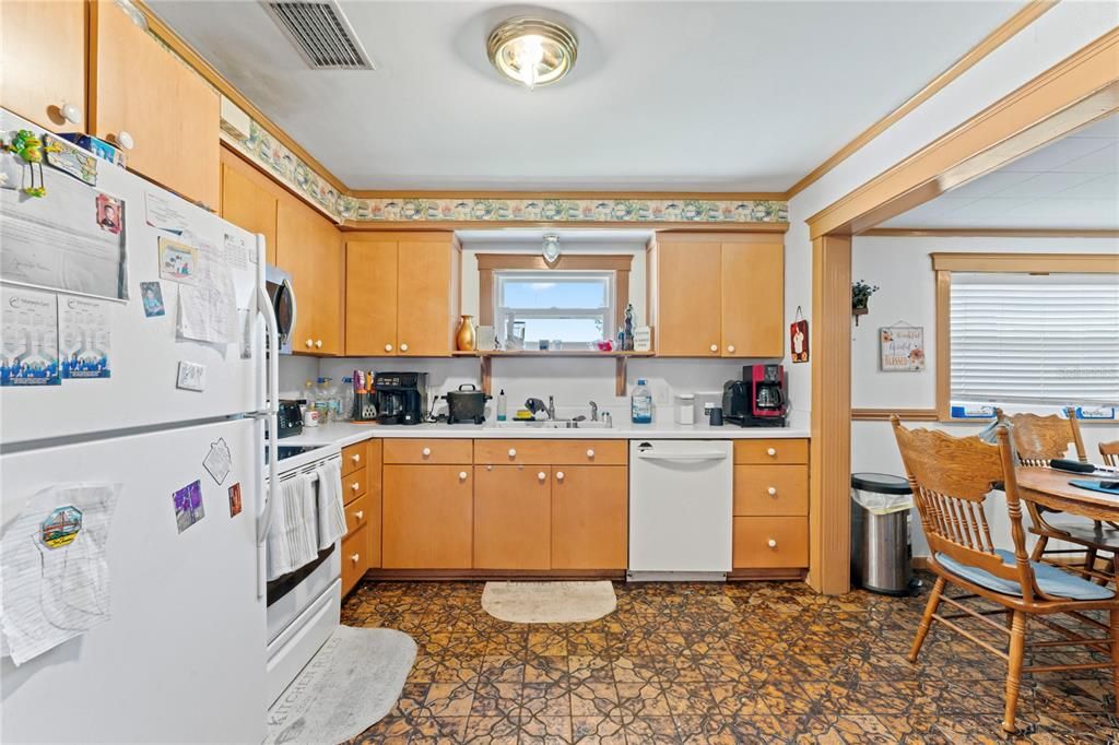 На продажу: $365,000 (2 спален, 1 ванн, 1176 Квадратных фут)