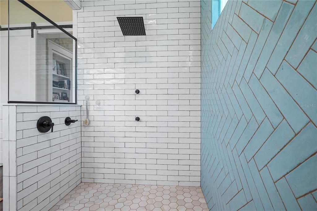 For Sale: $950,000 (5 beds, 4 baths, 3644 Square Feet)