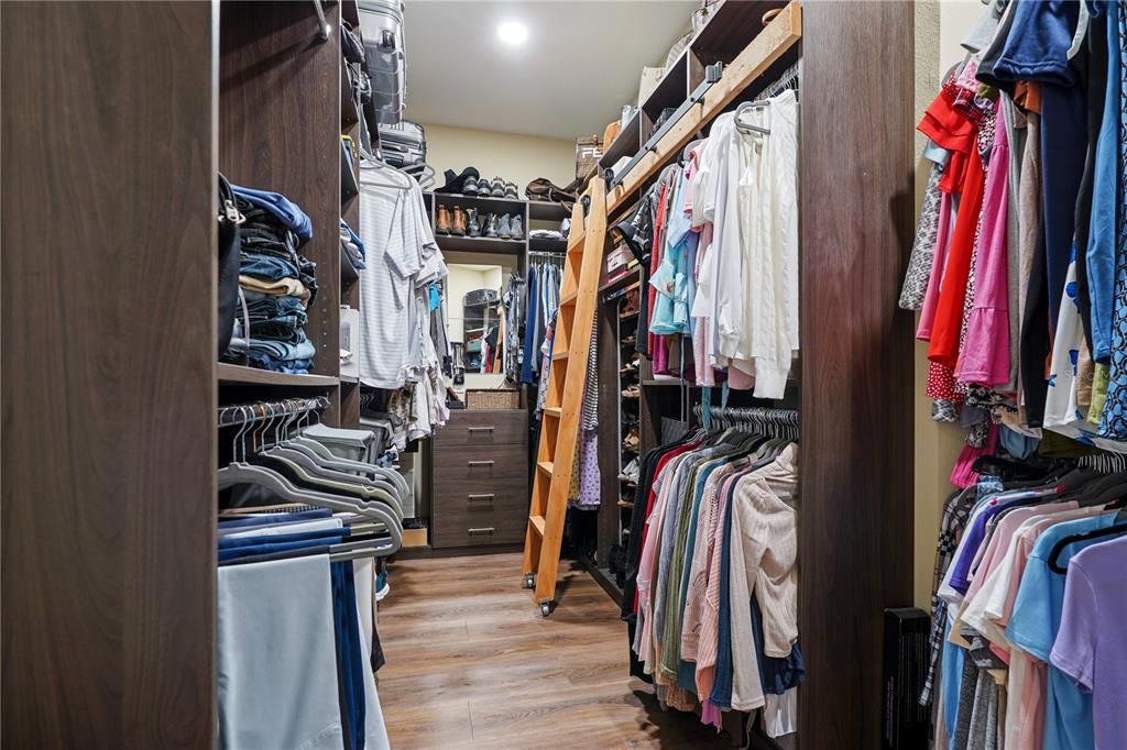 For Sale: $950,000 (5 beds, 4 baths, 3644 Square Feet)