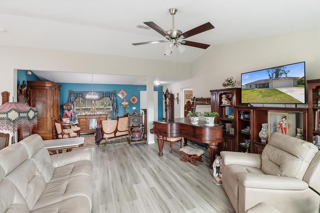 For Sale: $339,500 (3 beds, 2 baths, 1667 Square Feet)