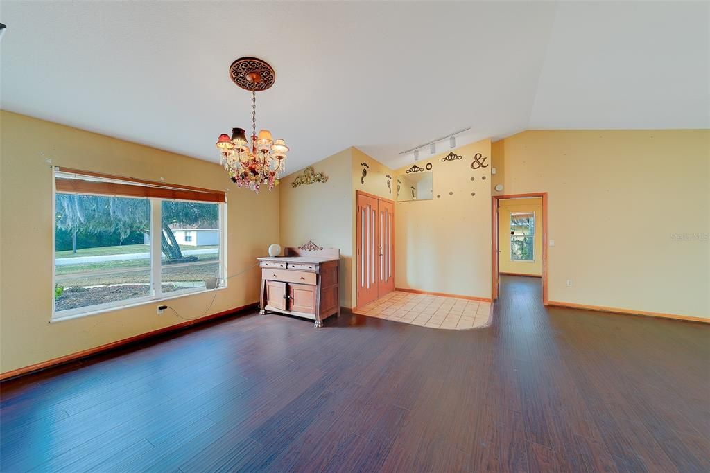 待售: $245,000 (2 贝兹, 2 浴室, 1758 平方英尺)