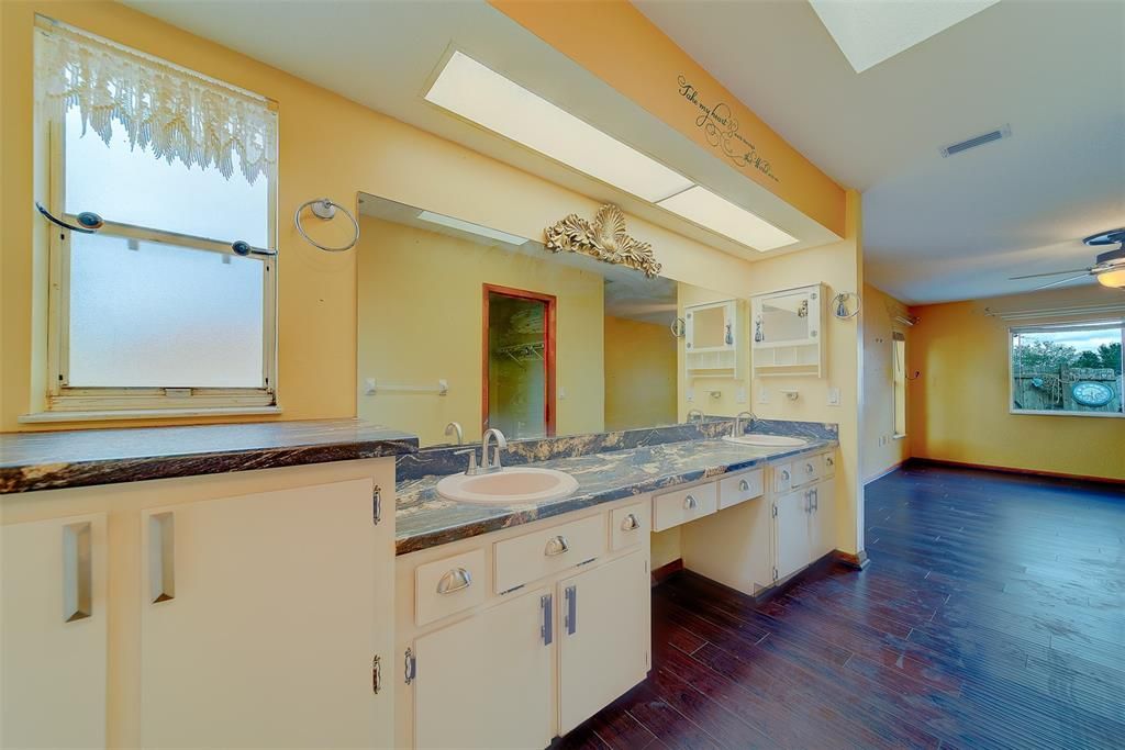 待售: $245,000 (2 贝兹, 2 浴室, 1758 平方英尺)