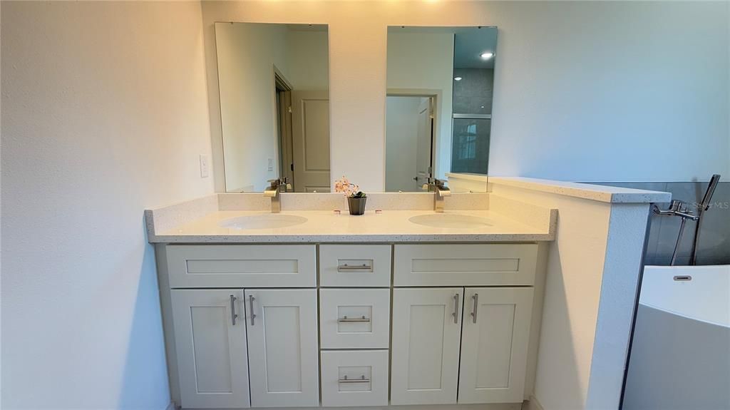 На продажу: $349,900 (4 спален, 2 ванн, 1695 Квадратных фут)