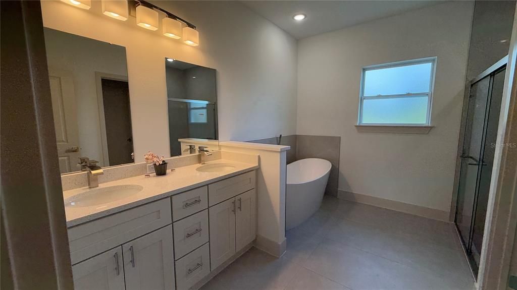 На продажу: $349,900 (4 спален, 2 ванн, 1695 Квадратных фут)