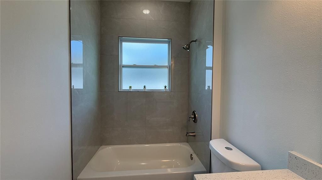 На продажу: $349,900 (4 спален, 2 ванн, 1695 Квадратных фут)