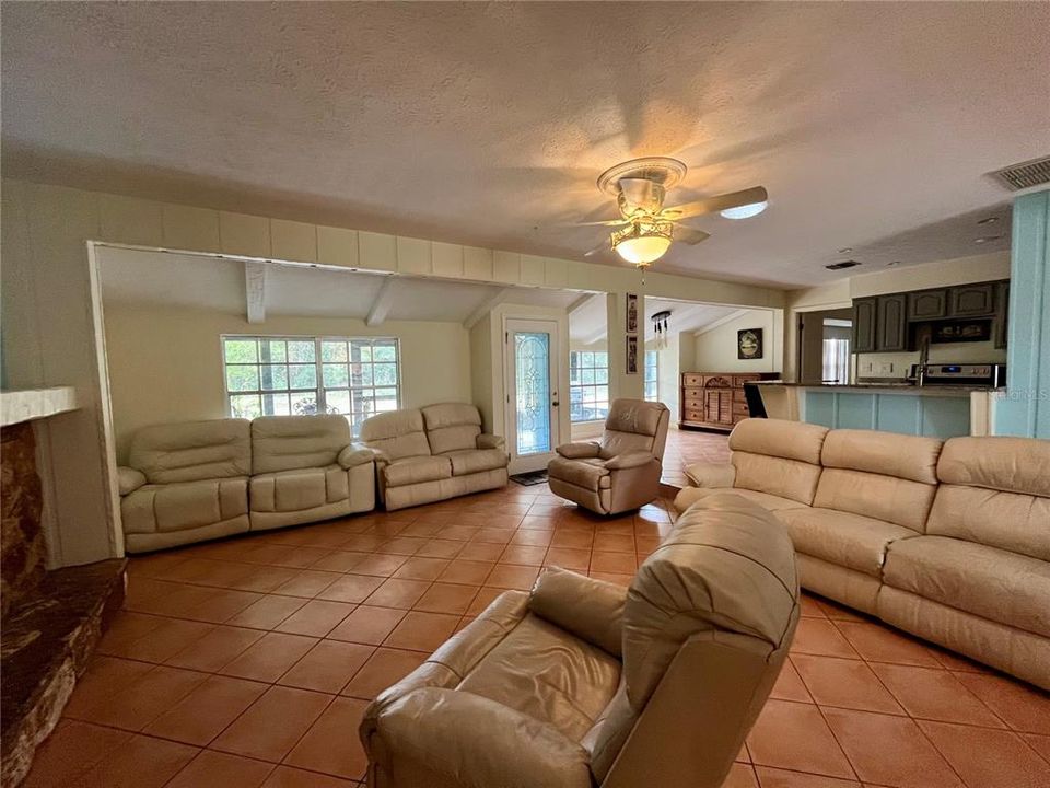 For Rent: $2,450 (3 beds, 2 baths, 1885 Square Feet)