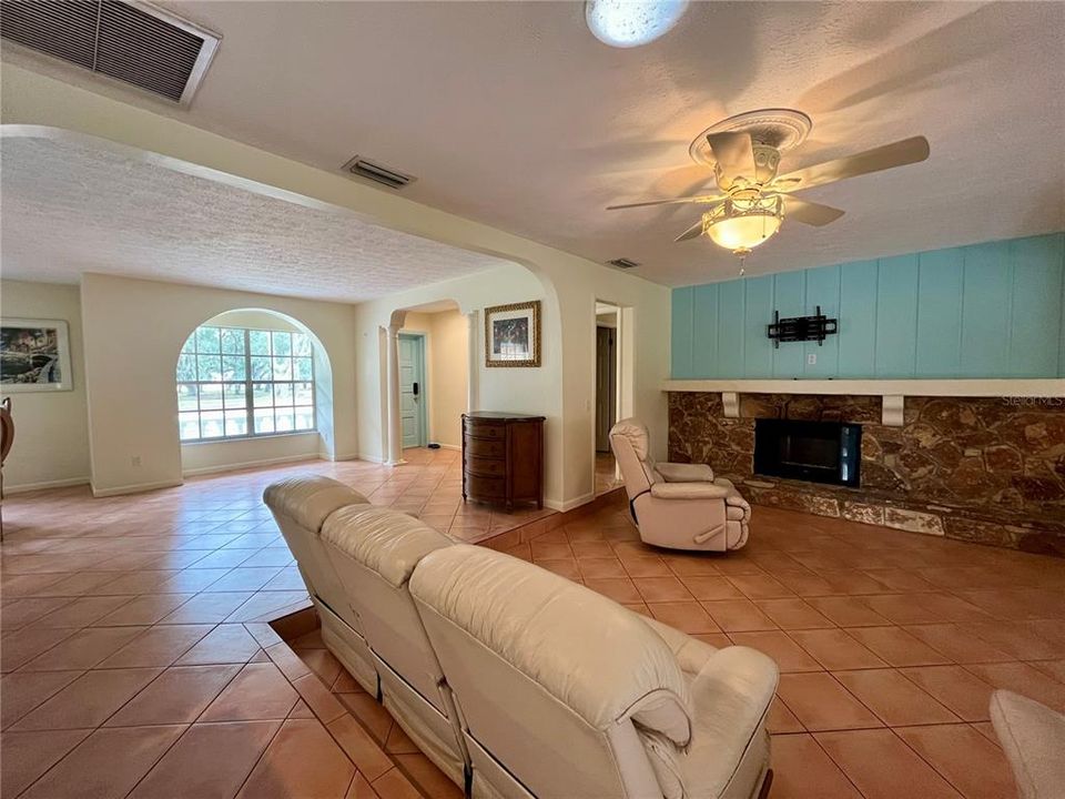 For Rent: $2,450 (3 beds, 2 baths, 1885 Square Feet)