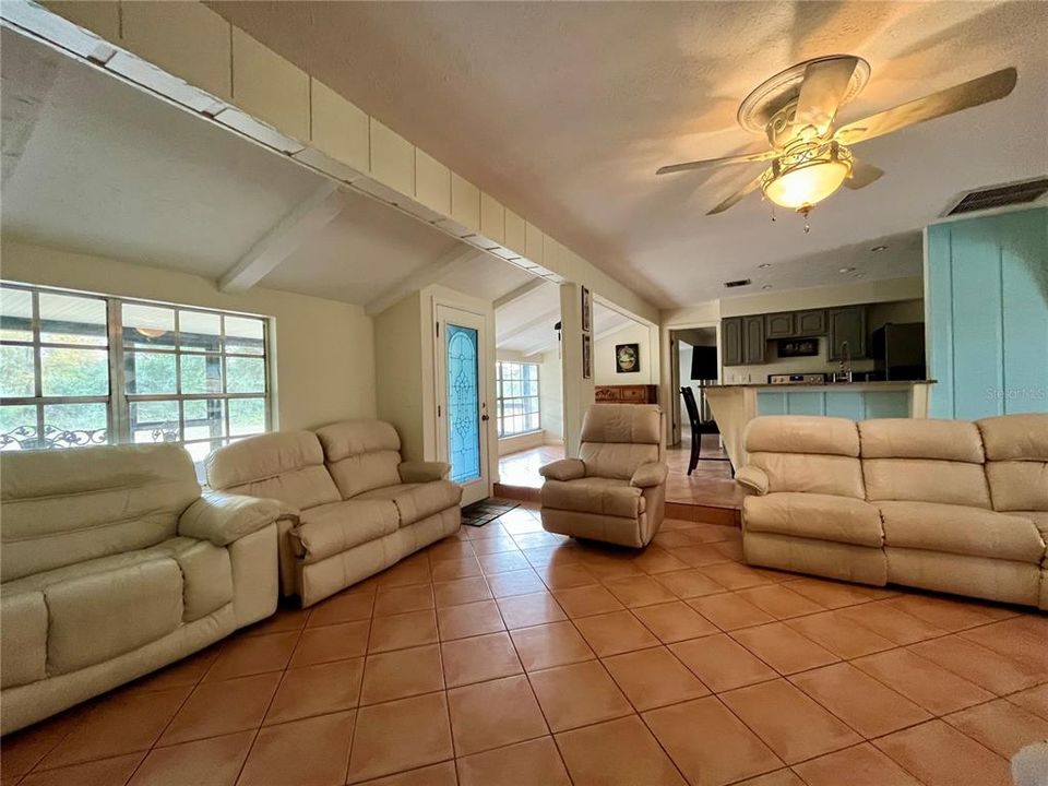 For Rent: $2,450 (3 beds, 2 baths, 1885 Square Feet)