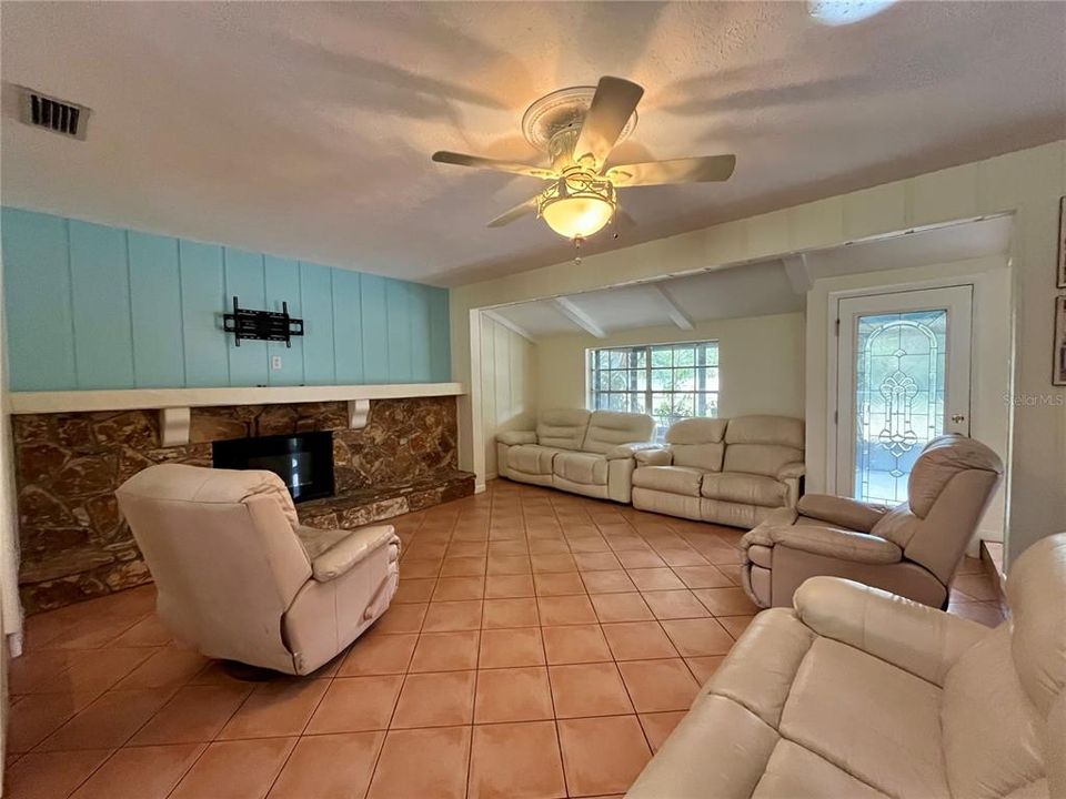 For Rent: $2,450 (3 beds, 2 baths, 1885 Square Feet)