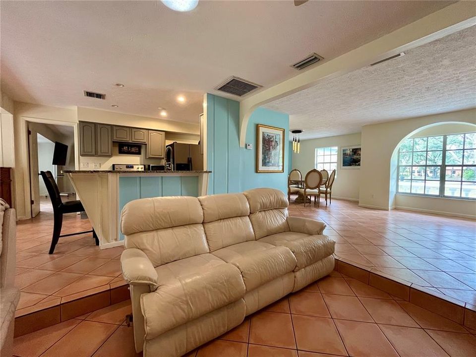 For Rent: $2,450 (3 beds, 2 baths, 1885 Square Feet)