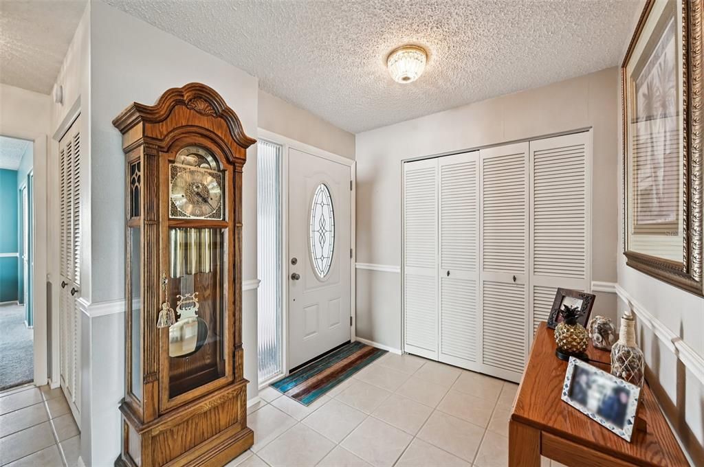 For Sale: $349,900 (2 beds, 2 baths, 1913 Square Feet)