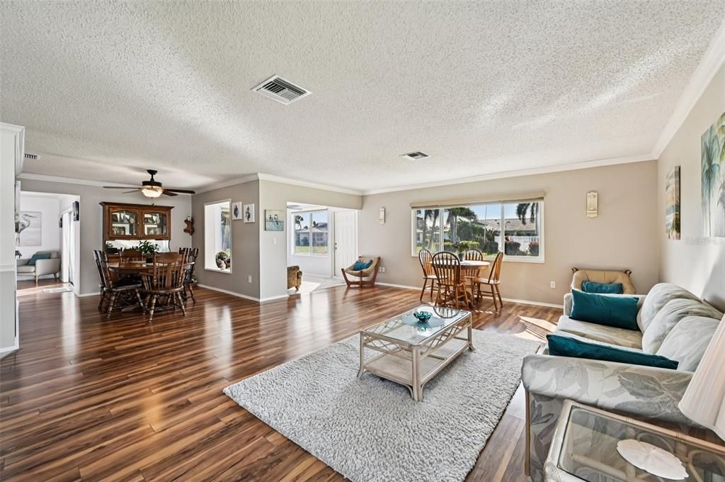 For Sale: $349,900 (2 beds, 2 baths, 1913 Square Feet)