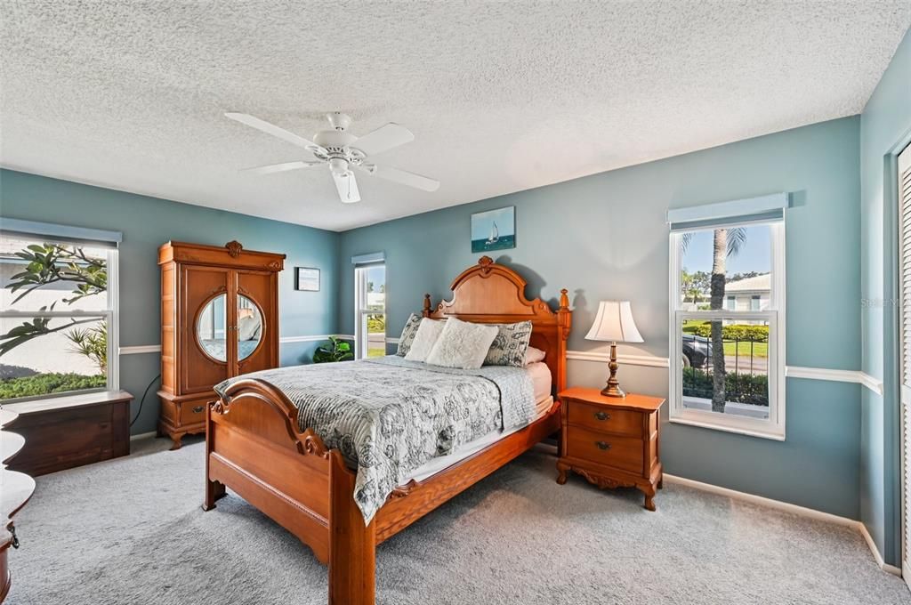 For Sale: $349,900 (2 beds, 2 baths, 1913 Square Feet)