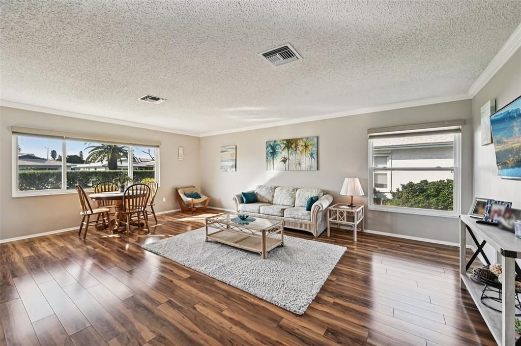 For Sale: $349,900 (2 beds, 2 baths, 1913 Square Feet)