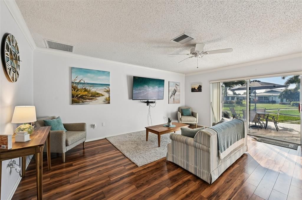 For Sale: $349,900 (2 beds, 2 baths, 1913 Square Feet)