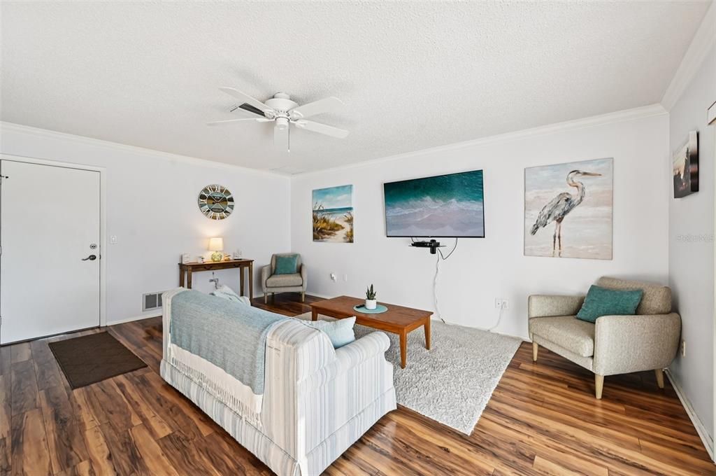 For Sale: $349,900 (2 beds, 2 baths, 1913 Square Feet)