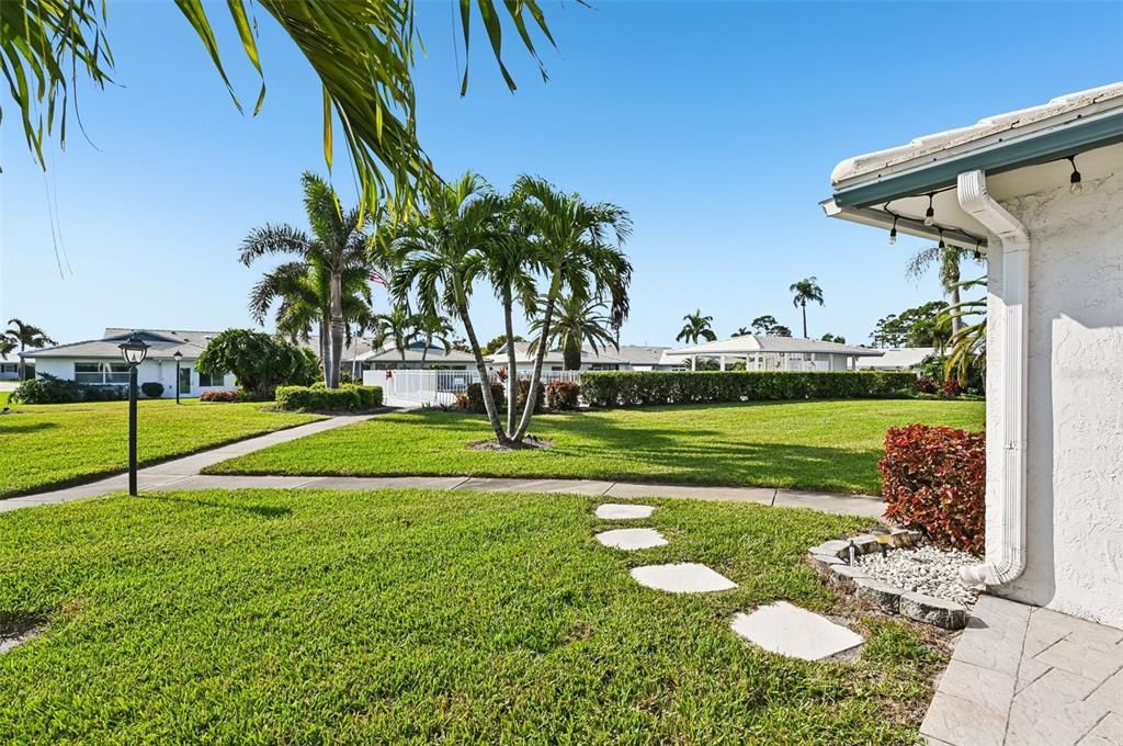 For Sale: $349,900 (2 beds, 2 baths, 1913 Square Feet)