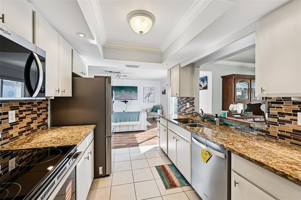 For Sale: $349,900 (2 beds, 2 baths, 1913 Square Feet)