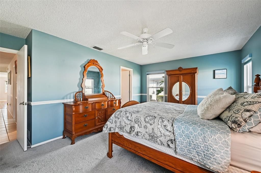 For Sale: $349,900 (2 beds, 2 baths, 1913 Square Feet)