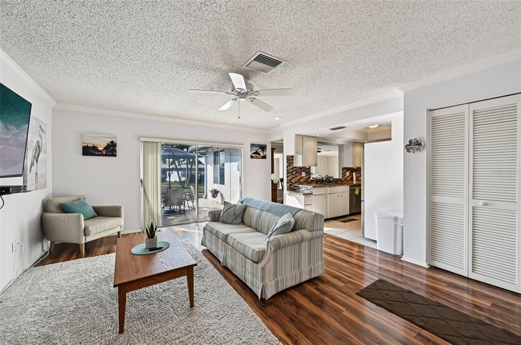 For Sale: $349,900 (2 beds, 2 baths, 1913 Square Feet)