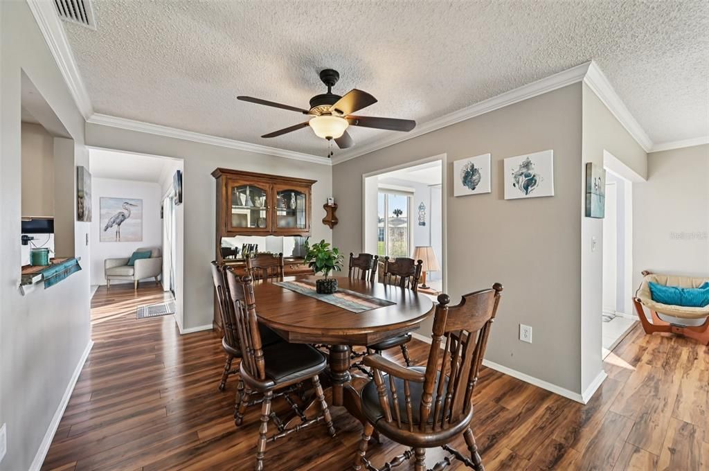 For Sale: $349,900 (2 beds, 2 baths, 1913 Square Feet)