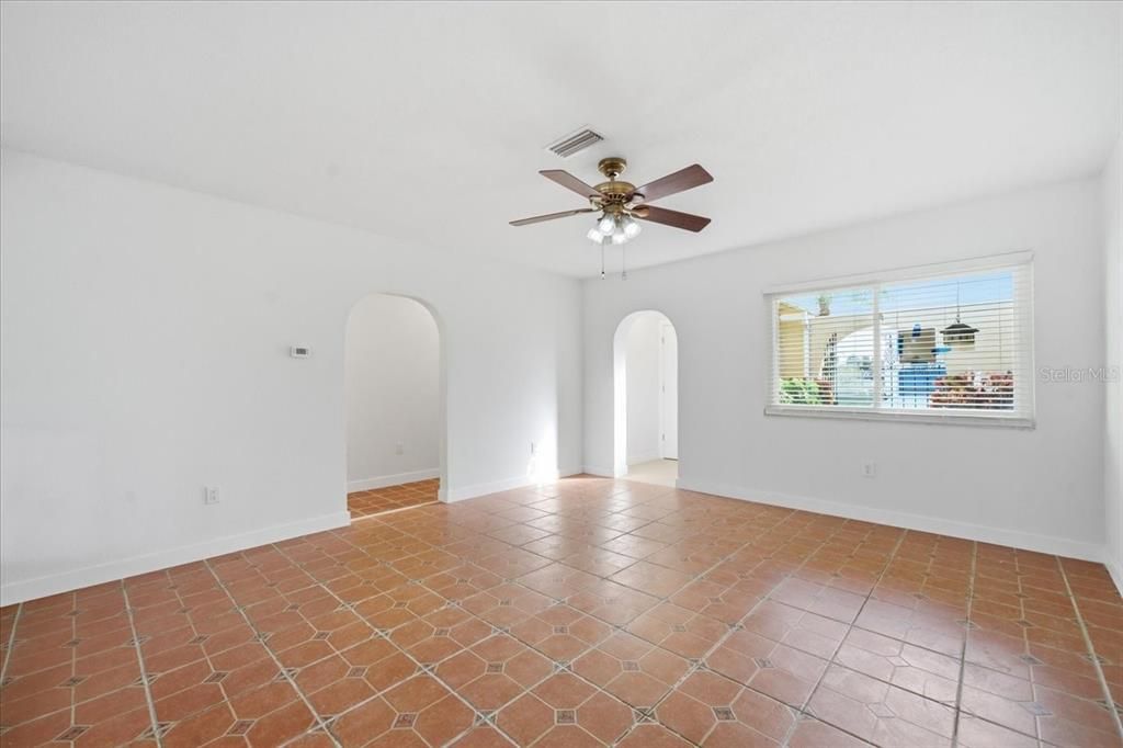 For Rent: $2,400 (3 beds, 1 baths, 1524 Square Feet)