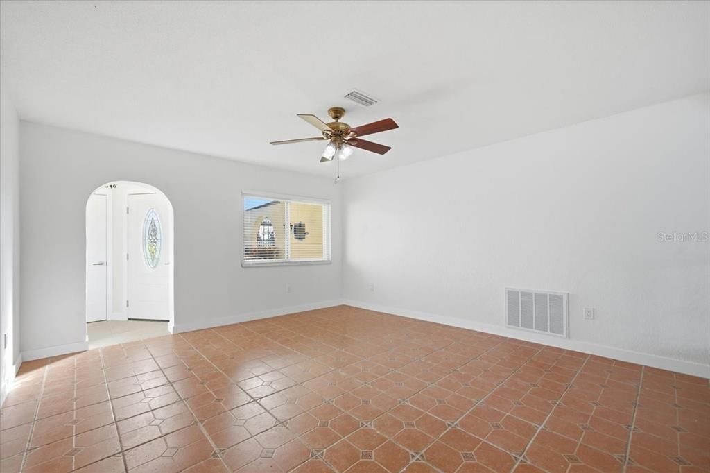 For Rent: $2,400 (3 beds, 1 baths, 1524 Square Feet)