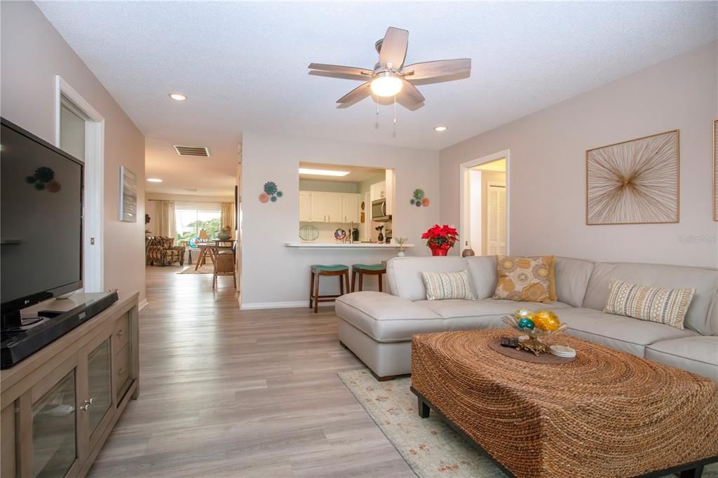 На продажу: $369,900 (2 спален, 2 ванн, 1860 Квадратных фут)