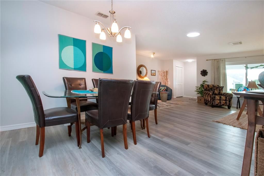 На продажу: $369,900 (2 спален, 2 ванн, 1860 Квадратных фут)