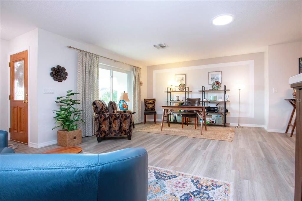 На продажу: $369,900 (2 спален, 2 ванн, 1860 Квадратных фут)