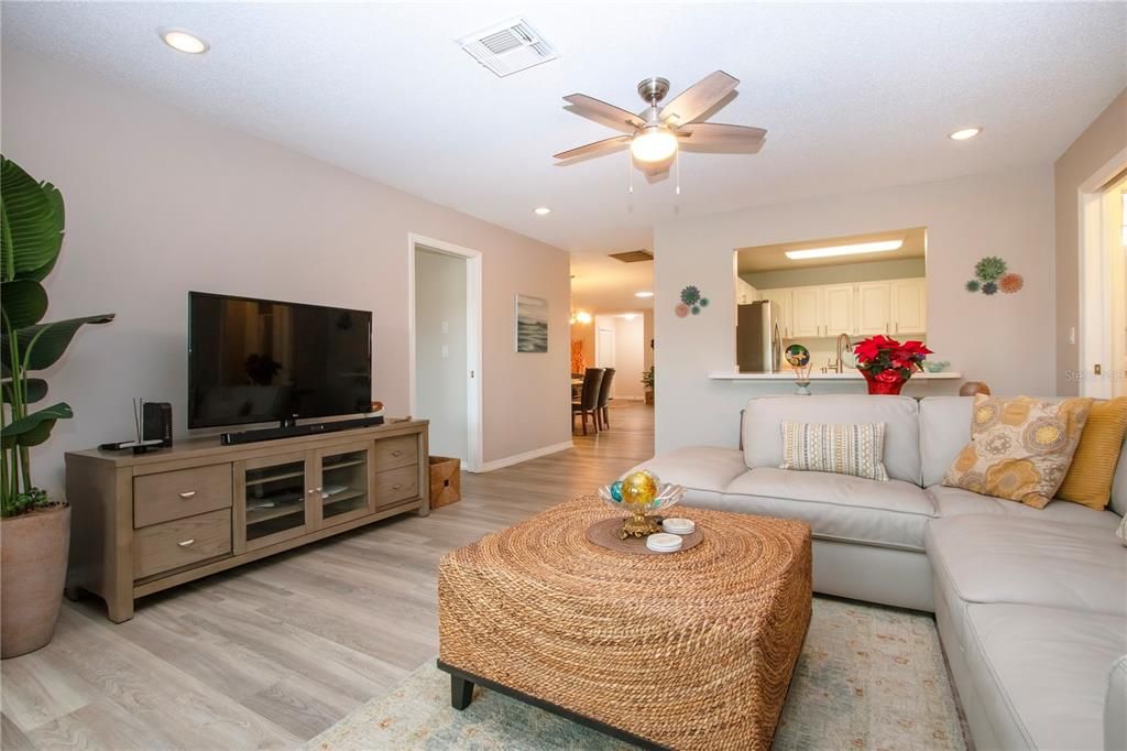 На продажу: $369,900 (2 спален, 2 ванн, 1860 Квадратных фут)