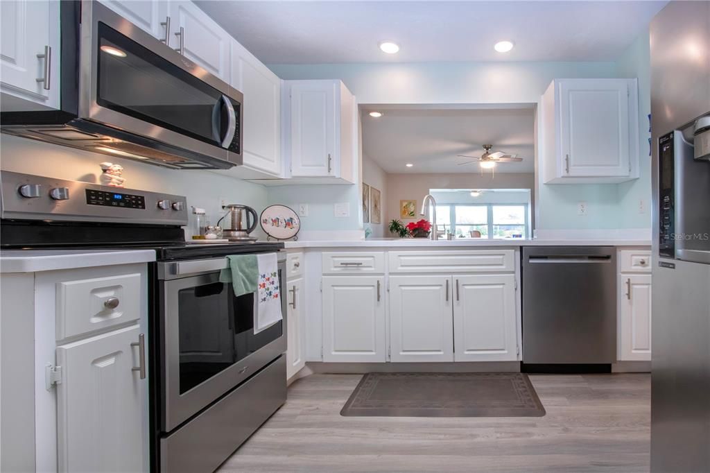 На продажу: $369,900 (2 спален, 2 ванн, 1860 Квадратных фут)