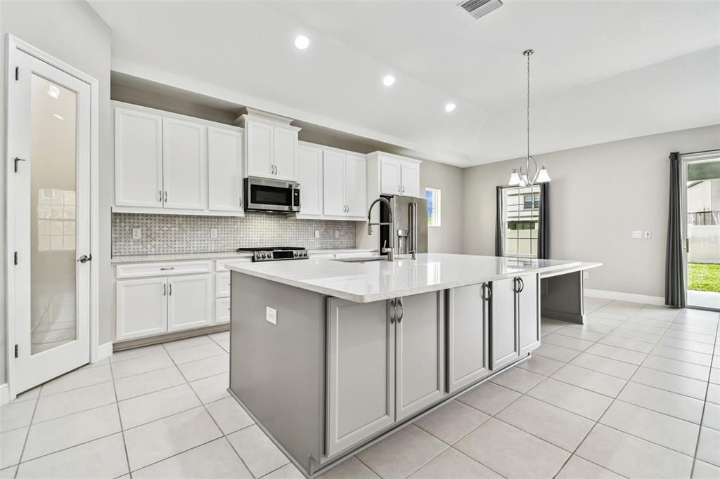 For Sale: $599,900 (4 beds, 3 baths, 2543 Square Feet)