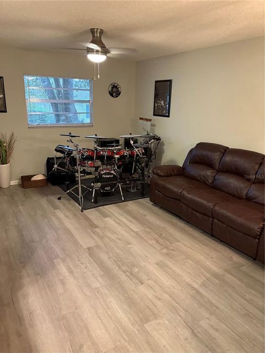 待售: $178,900 (2 贝兹, 2 浴室, 1409 平方英尺)