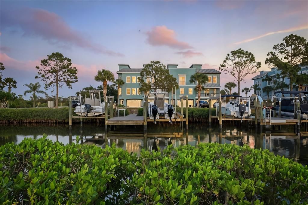 For Sale: $749,900 (3 beds, 3 baths, 2600 Square Feet)