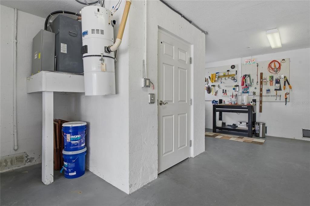 For Sale: $749,900 (3 beds, 3 baths, 2600 Square Feet)