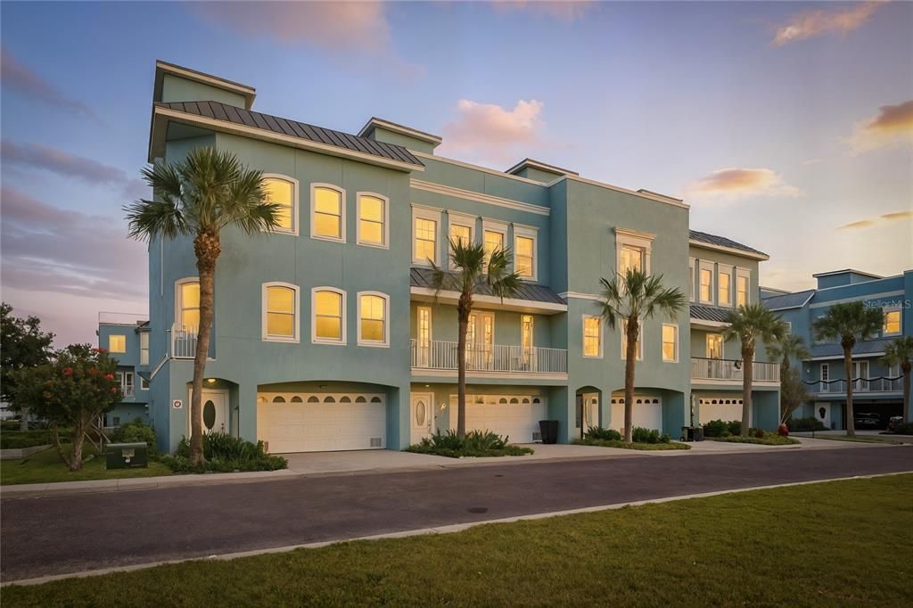 For Sale: $749,900 (3 beds, 3 baths, 2600 Square Feet)