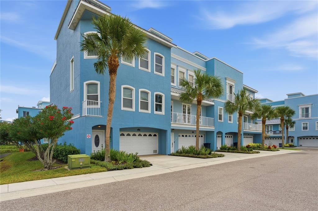 For Sale: $749,900 (3 beds, 3 baths, 2600 Square Feet)