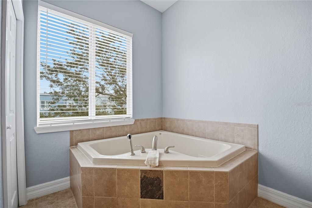 For Sale: $749,900 (3 beds, 3 baths, 2600 Square Feet)