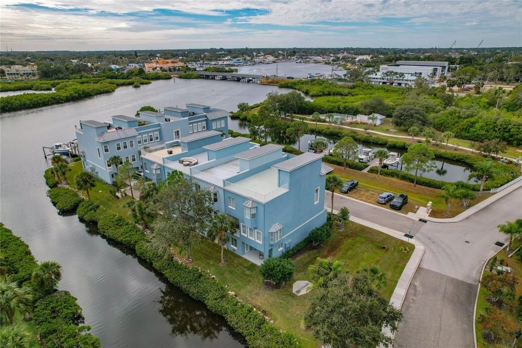 For Sale: $749,900 (3 beds, 3 baths, 2600 Square Feet)