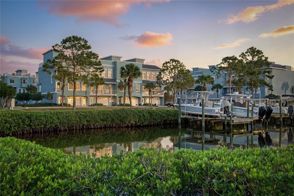 For Sale: $749,900 (3 beds, 3 baths, 2600 Square Feet)